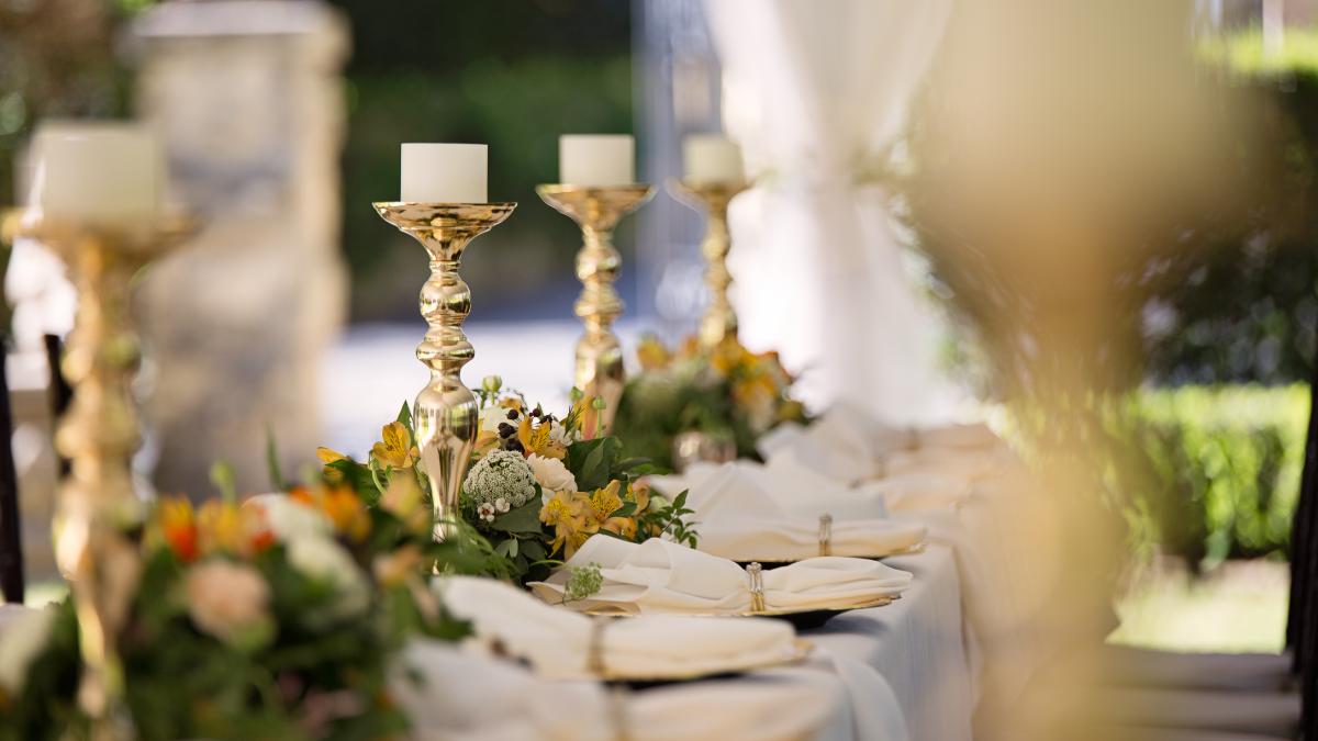 Castiçais vintage para decoração de mesa de casamento.