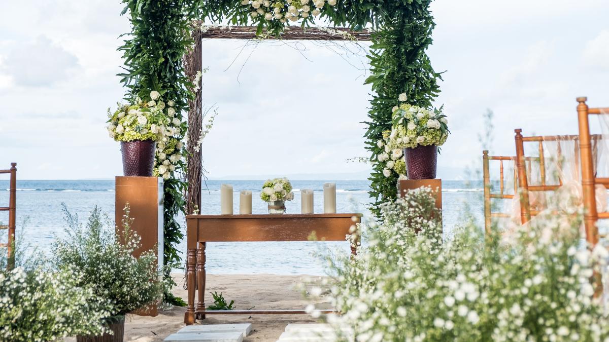 Altar decorado para casamento na praia.