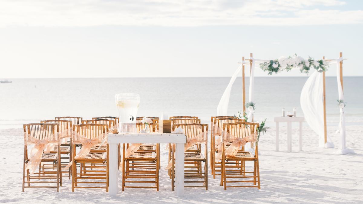 Cadeiras na praia para casamento.