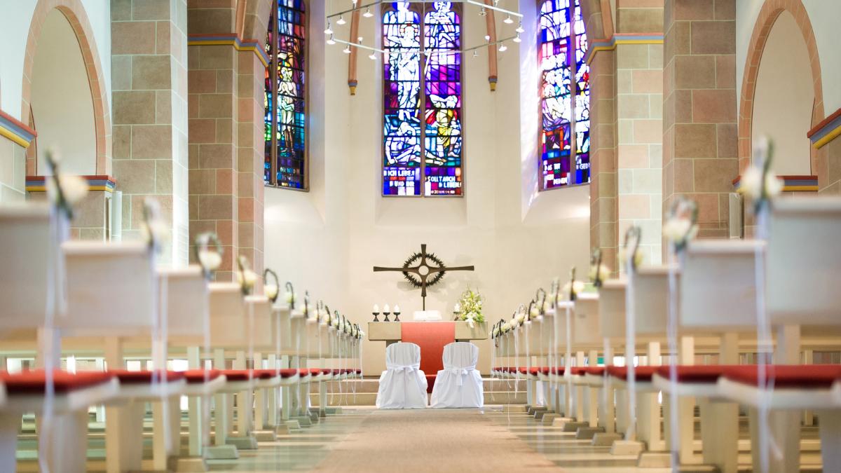 Decoração de casamento em igreja.