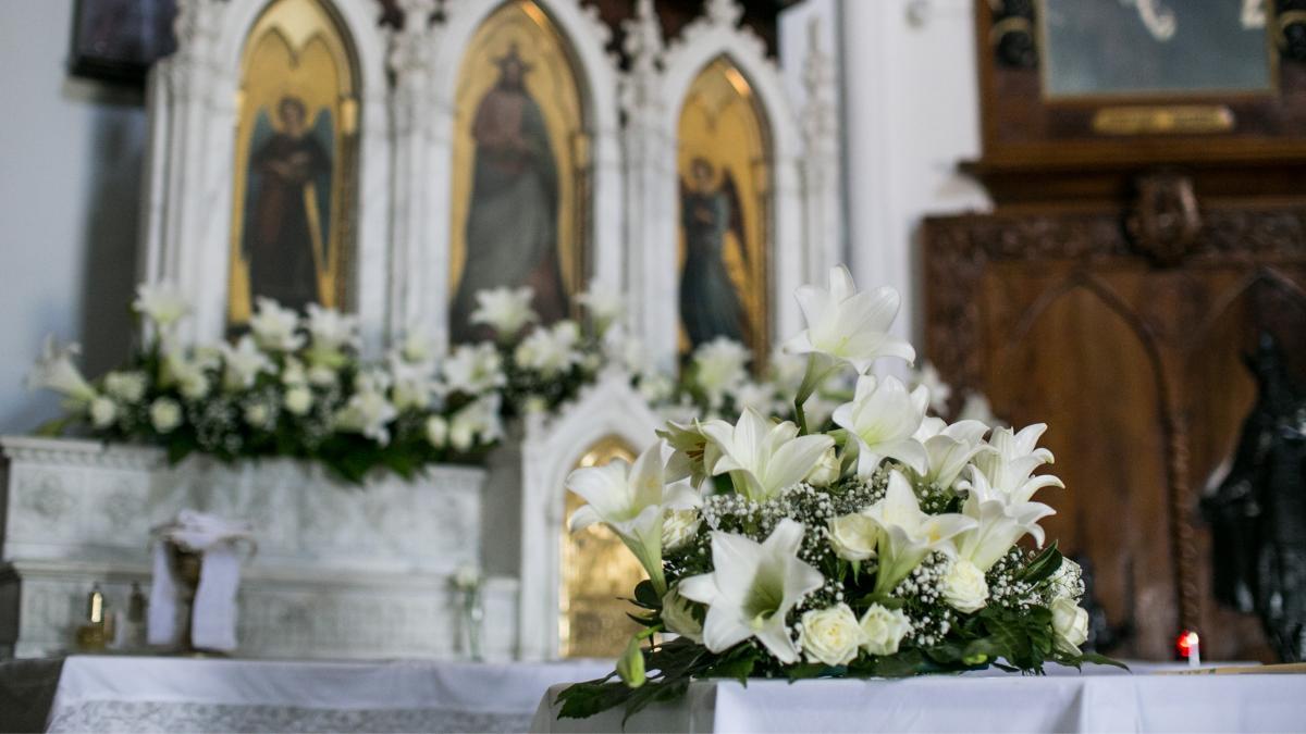 Arranjos de flores como decoração de igreja.