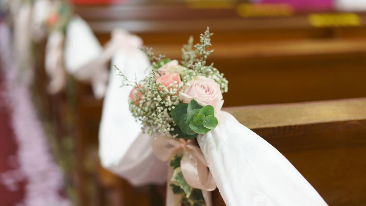 Tecido como decoração de casamento em igreja.