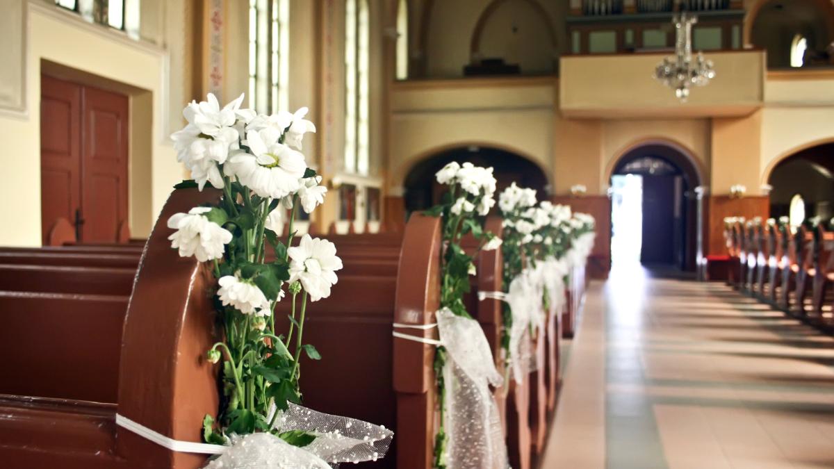 Decoração de casamento em igreja.