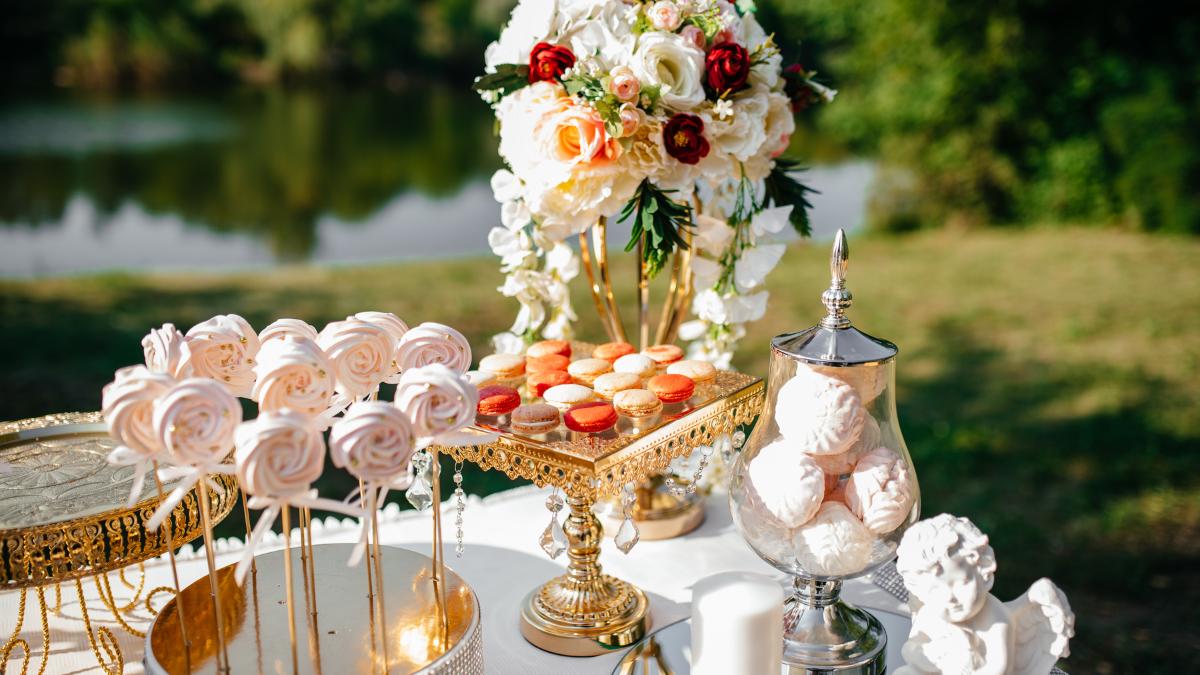 Mesa de docinhos decorada para casamento.