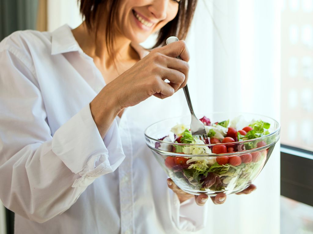 mulher comendo salada