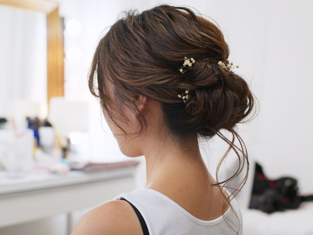 penteado de coque desconstruído