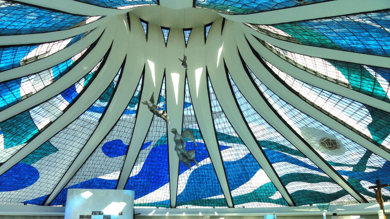 foto do teto da catedral de Brasília visto por dentro