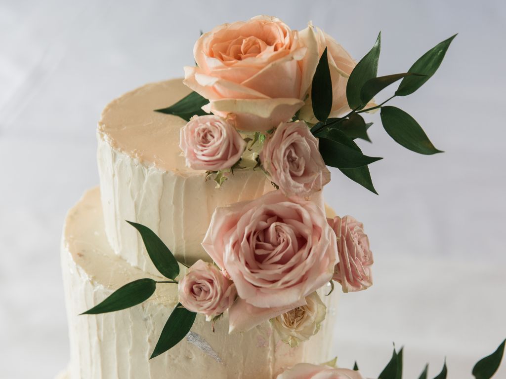 bolo de noivado com rosas no topo