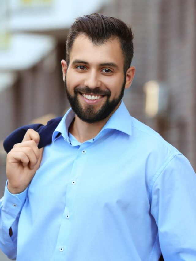 homem sorrindo de traje esporte fino