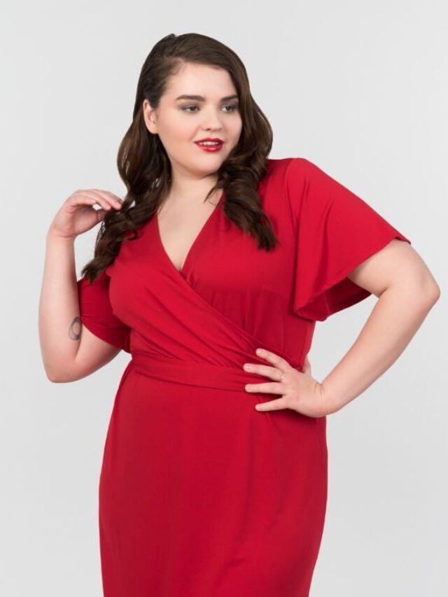 Vestido longo plus size: 10 opções para arrasar em um casamento