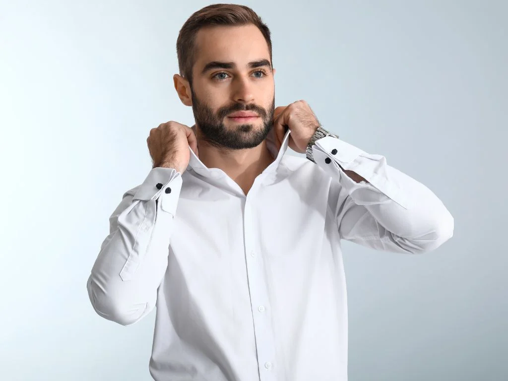 homem ajustando colarinho da camisa