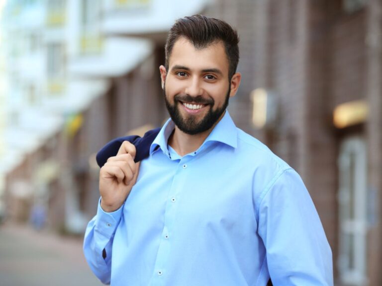 homem sorrindo de traje esporte fino