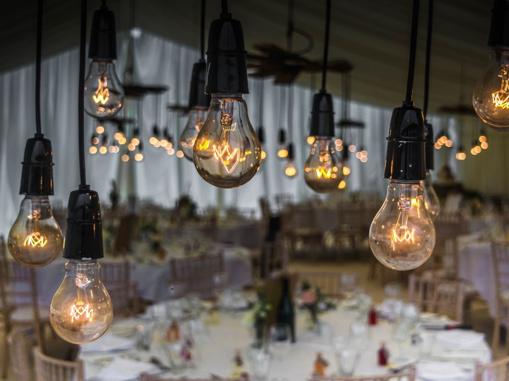 decoração de festa com lampadas pendentes em tom quente 