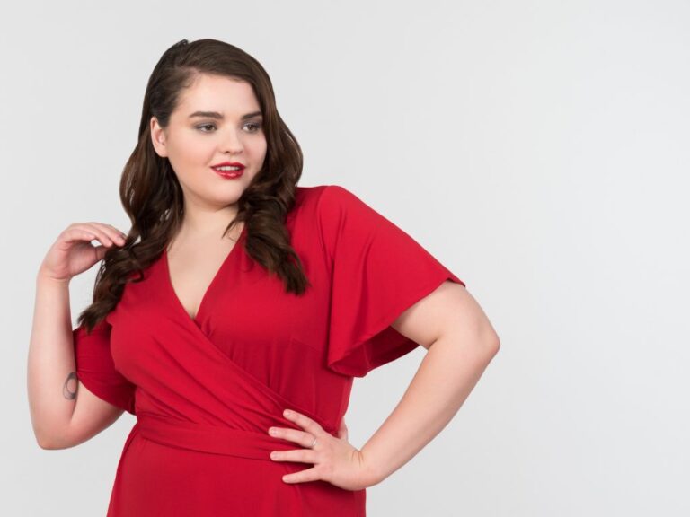 Vestido longo plus size: 10 opções para arrasar em um casamento