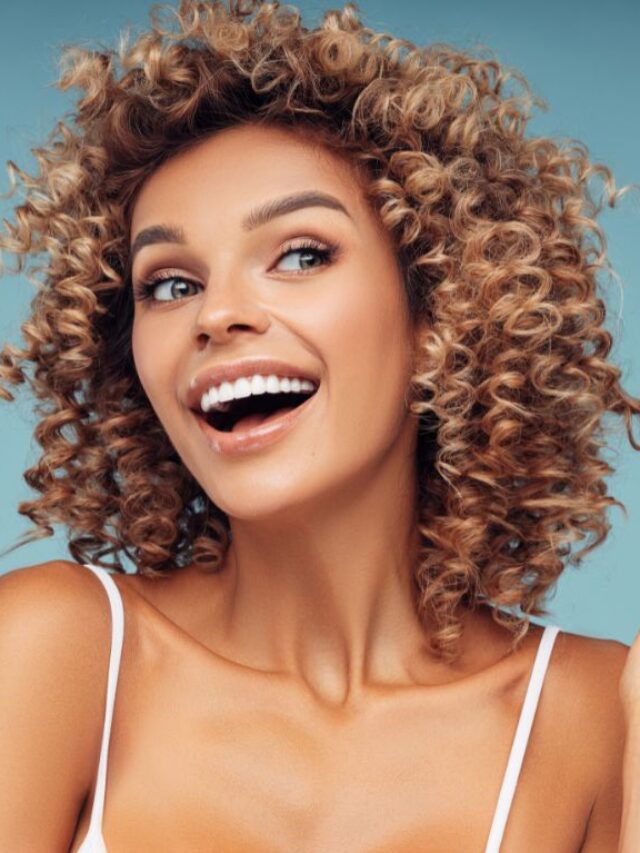 mulher com cabelo cacheado