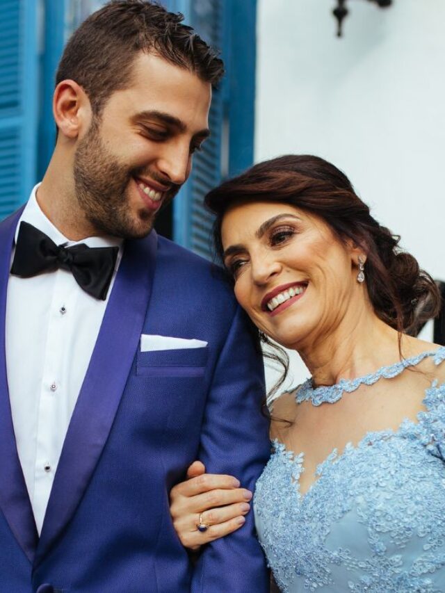 noivo e mãe do noivo com vestido azul
