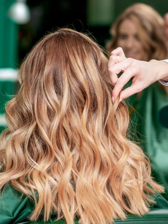 mulher no salão para fazer um penteado para formatura