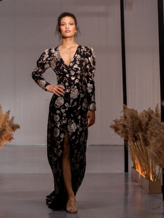 mulher com vestido longo preto