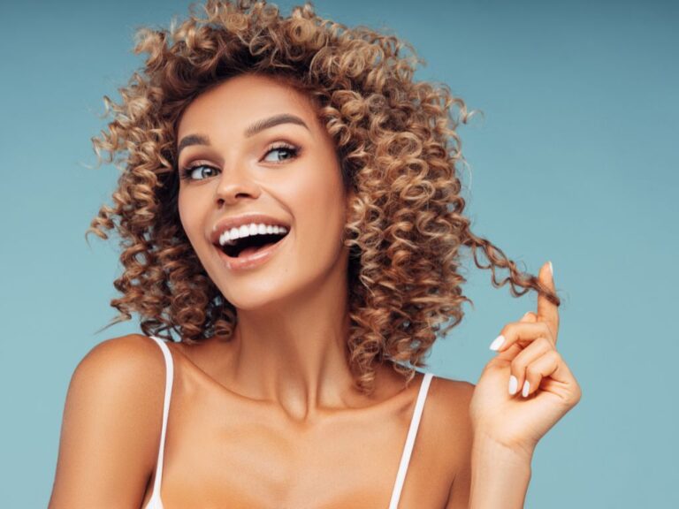 mulher com cabelo cacheado