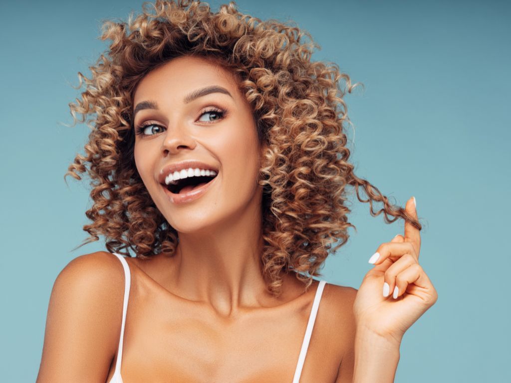 mulher com cabelo cacheado