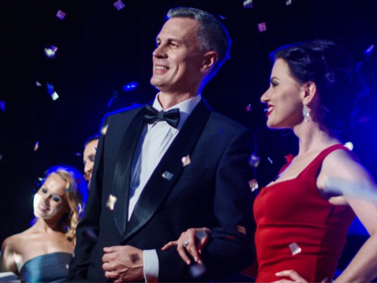 casal em traje de gala