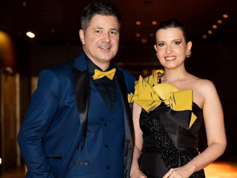 arthur e larissa na tendencia de combinar a cor do vestido com a gravata