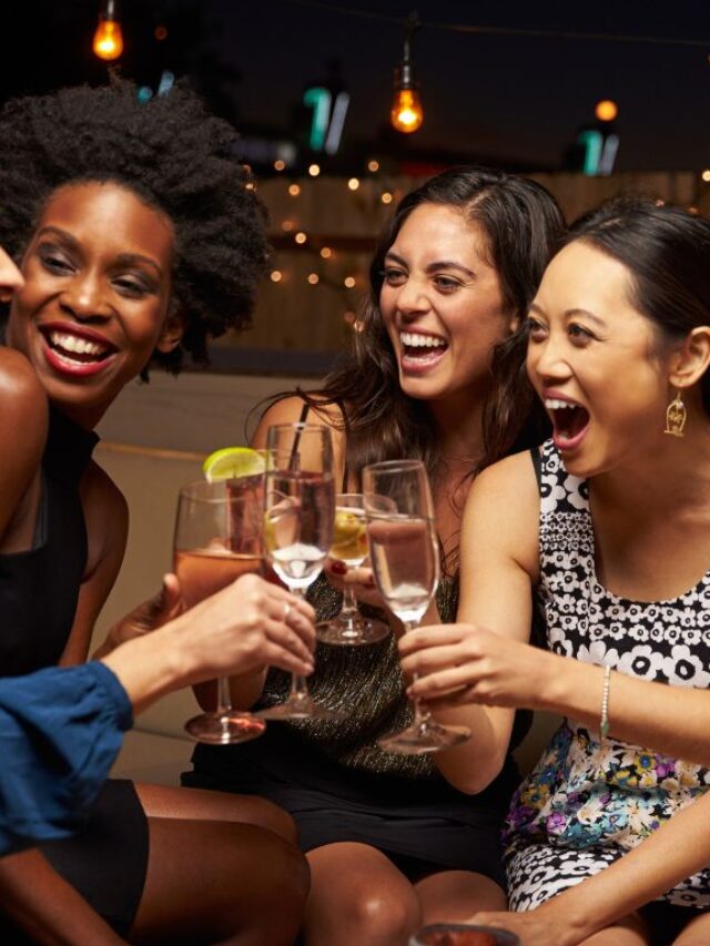 mulheres em um jantar