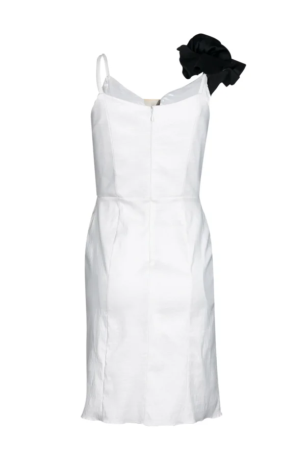 Vestido curto branco e preto com flor modelo lily