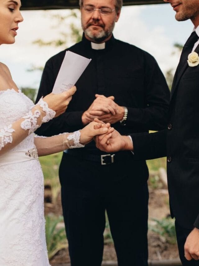 casal celebrando um casamento no sítio