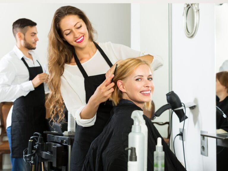 mulher fazendo penteado no salão