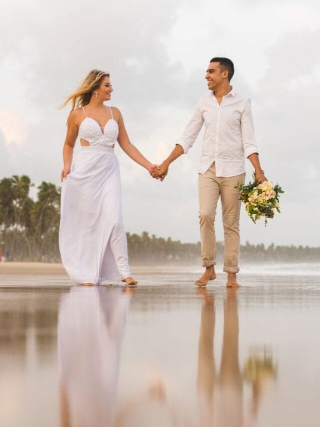 noivos em um casamento pé na areia