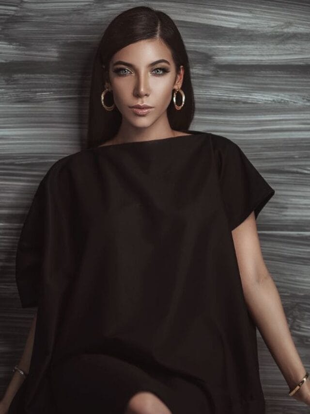 mulher com traje coquetel