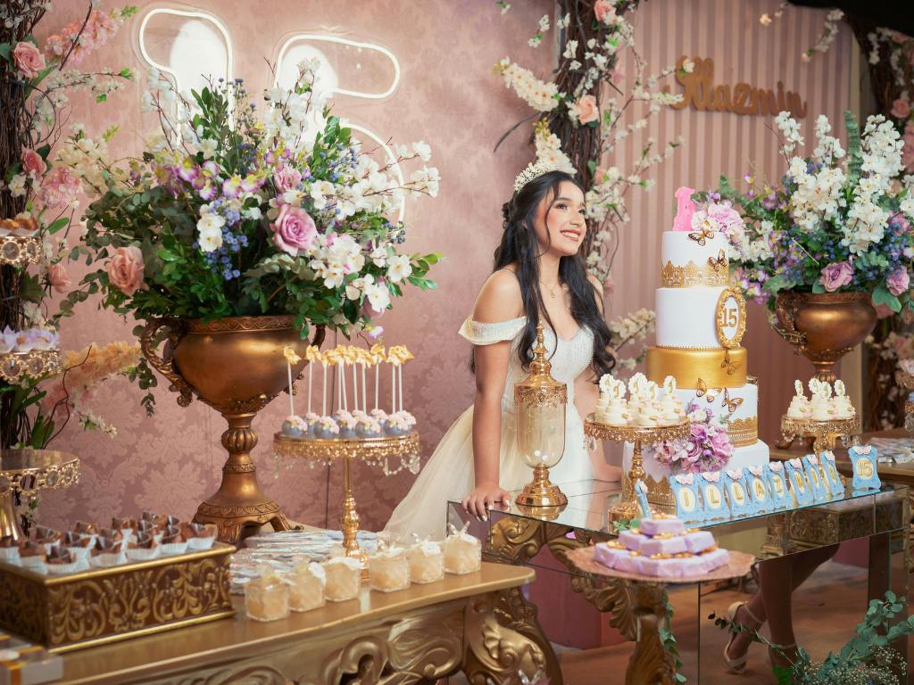 Aniversariante de 15 anos em mesa preparada para festa