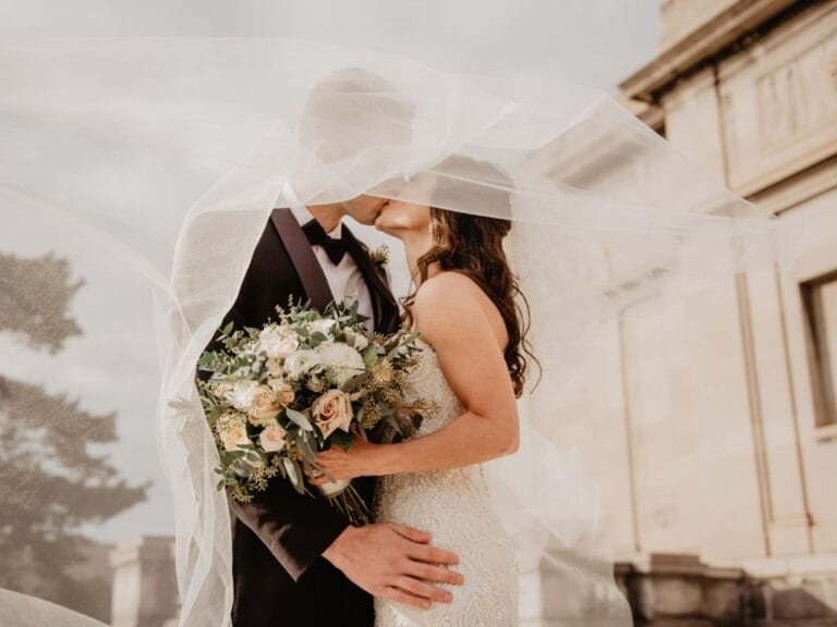 Casal se beijando no casamento