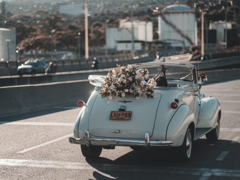 Carro carregando flores de casamento