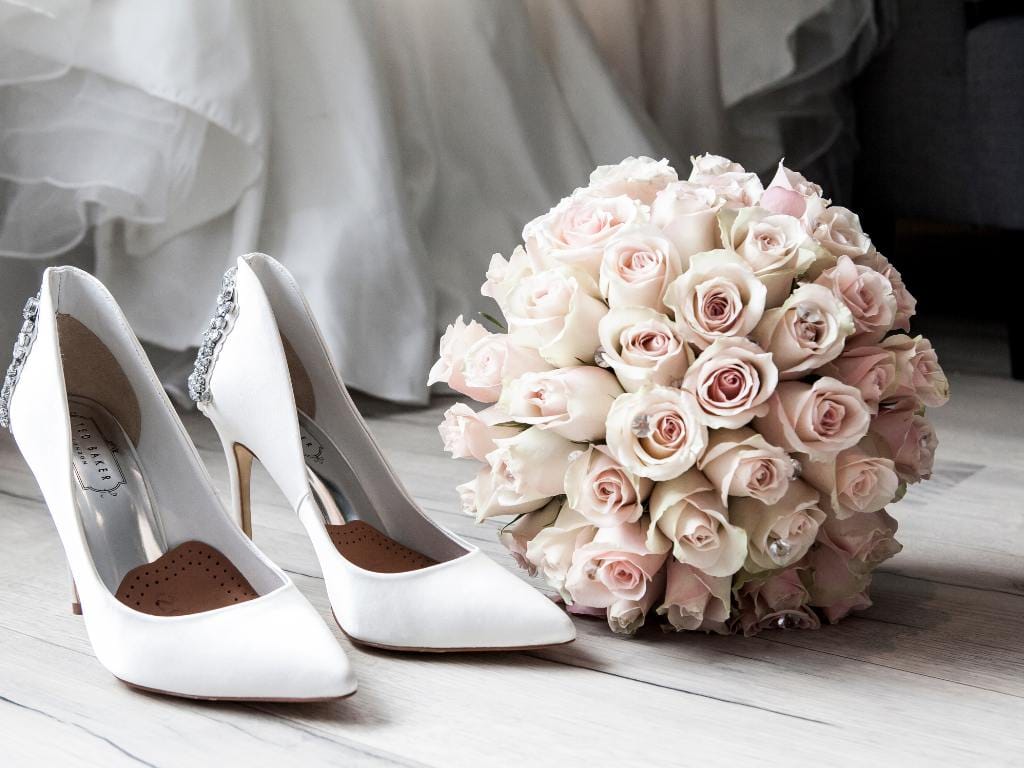Sapato vintage ao lado de um buquê de flores