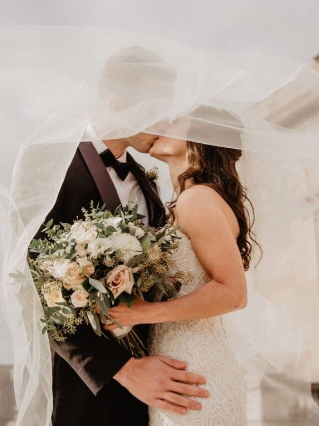 Casal se beijando no casamento