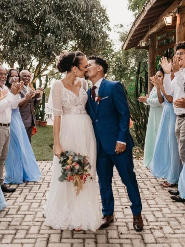 Casal se beijando em casamento