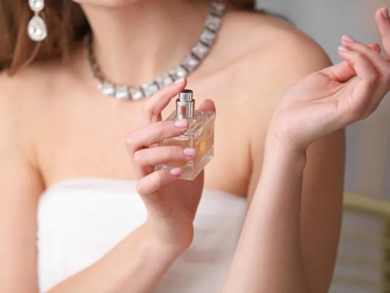 Noiva passando perfume