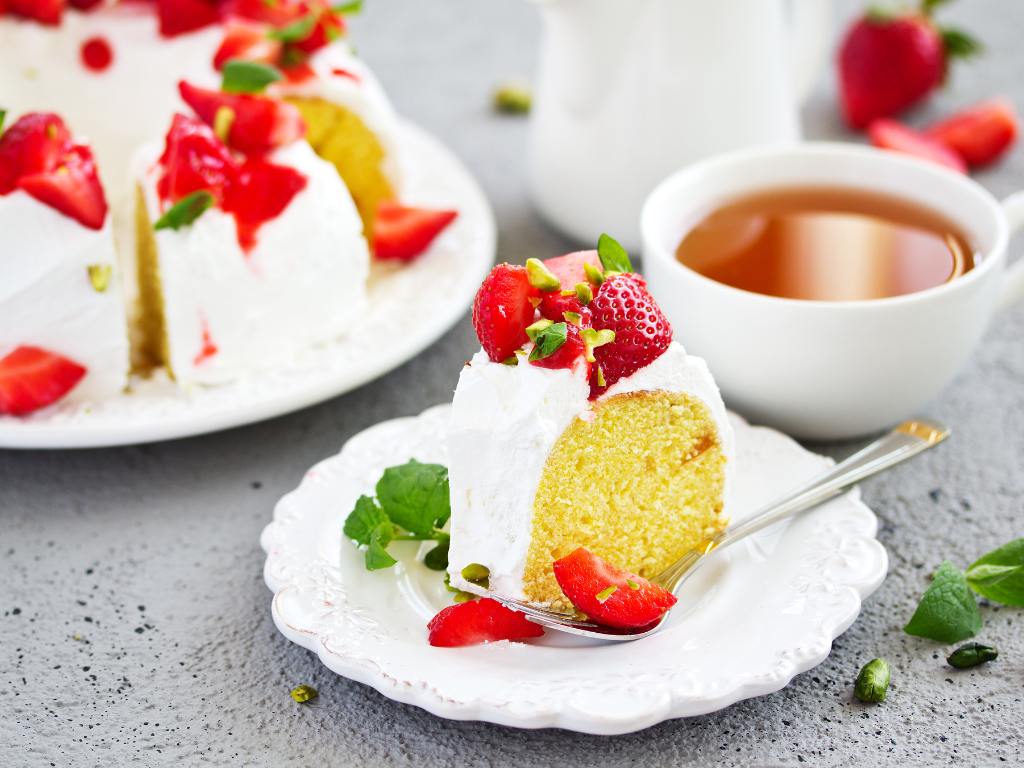 Bolo de baunilha com morangos frescos