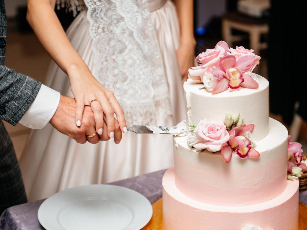 Casal cortando bolo de casamento