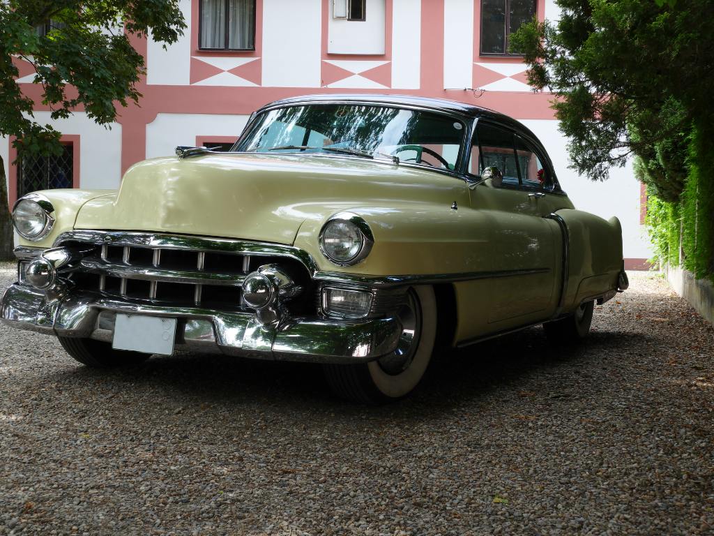 Cadillac Classic amarelo fosco