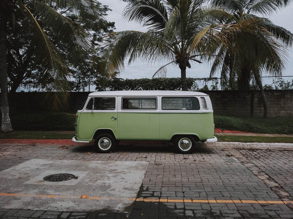 Volkswagen Kombi Vintage verde e branca