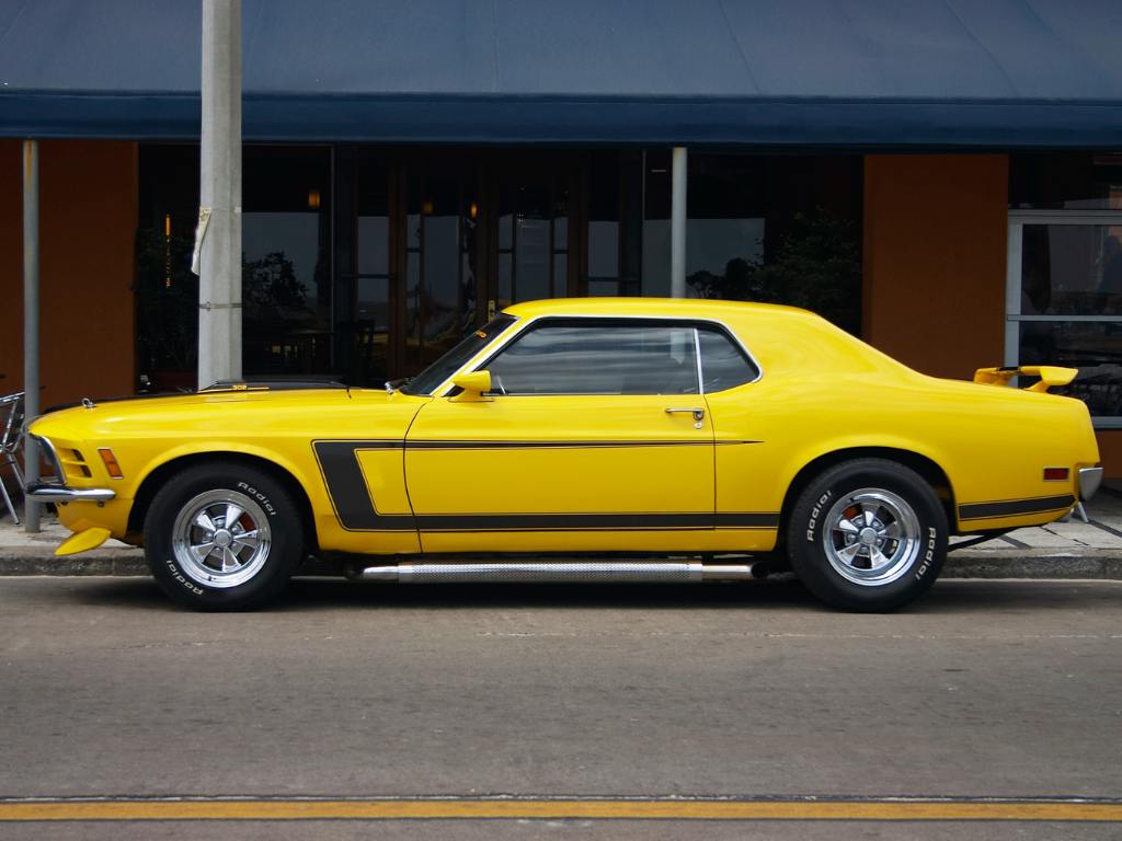 Ford Mustang Clássico amarelo e preto