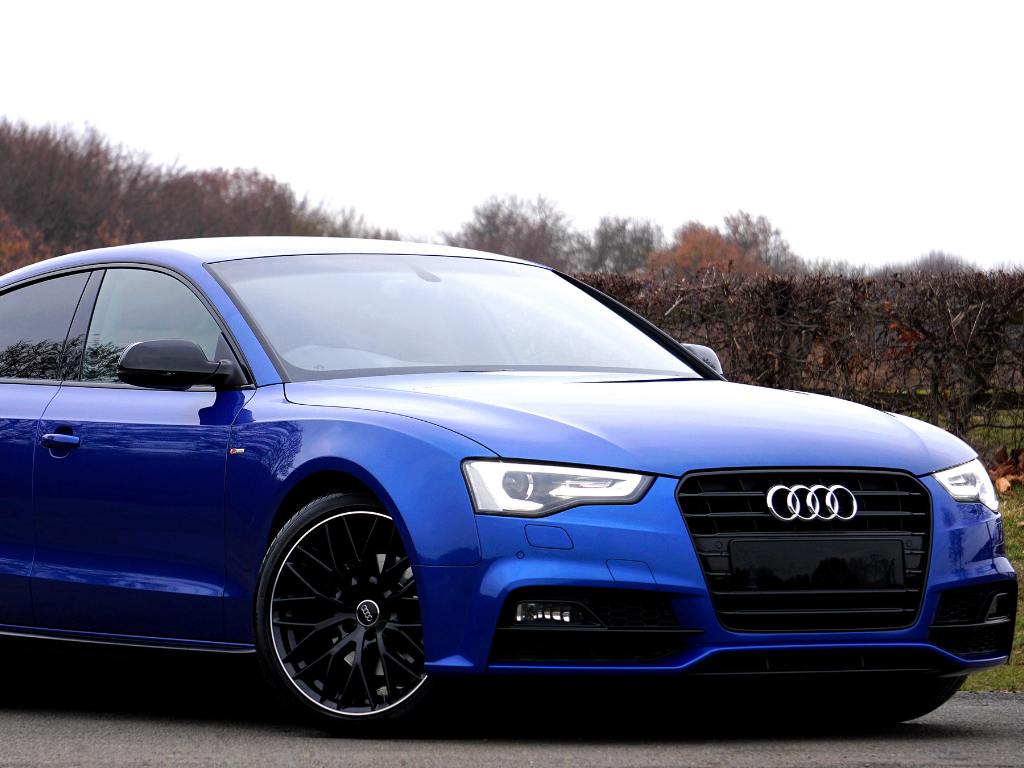Audi A8 azul