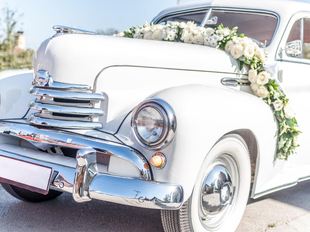 Carro vintage com flores de casamento