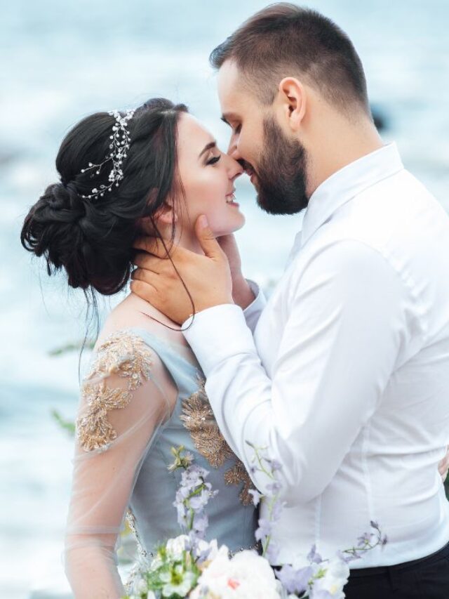 noivos prontos para se beijar em um casamento ecumênico