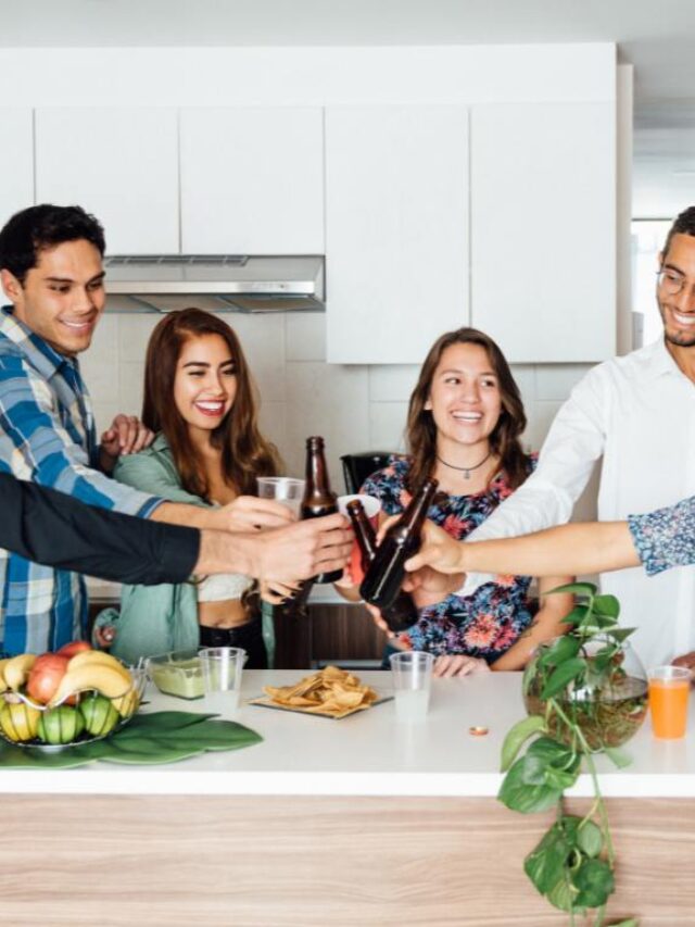 Amigos reunidos para chá bar em casa