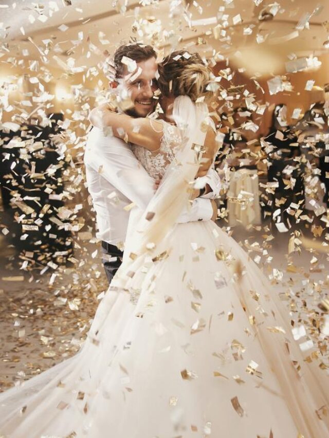 Casal dançando durante casamento