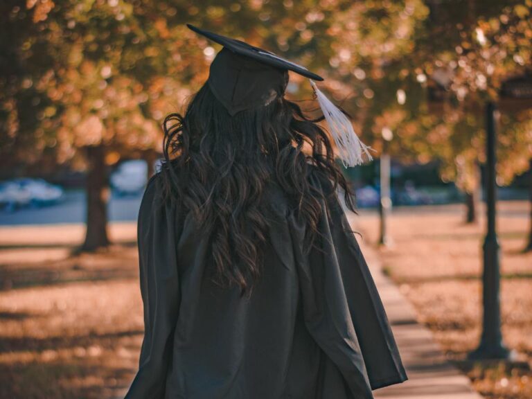 Menina com roupas para formatura